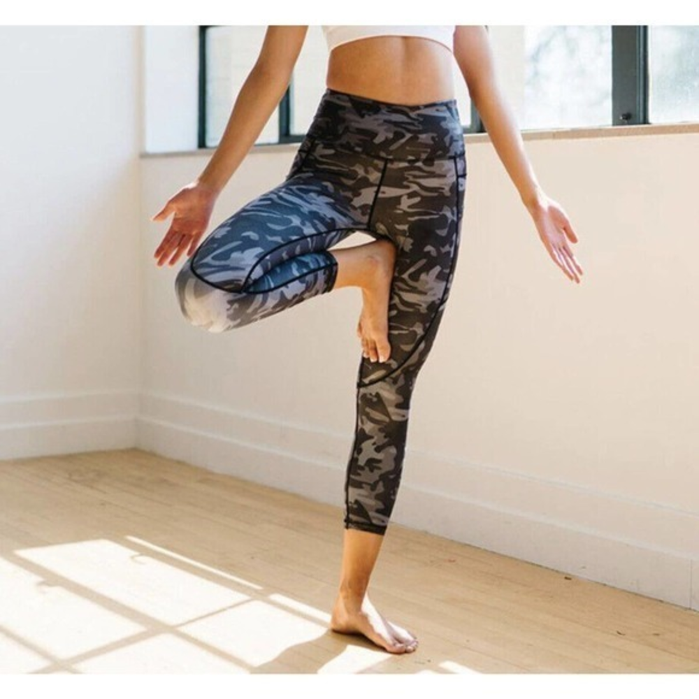 ZYIA‎ Navy Blue Camo Light-n-Tight Leggings Side Pockets Metallic Women's Size 4